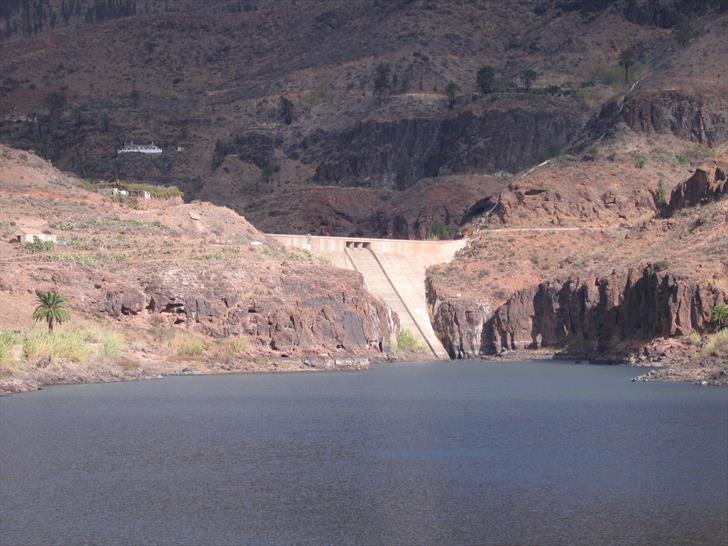 Presa de Ayagaures, lower and upper dam