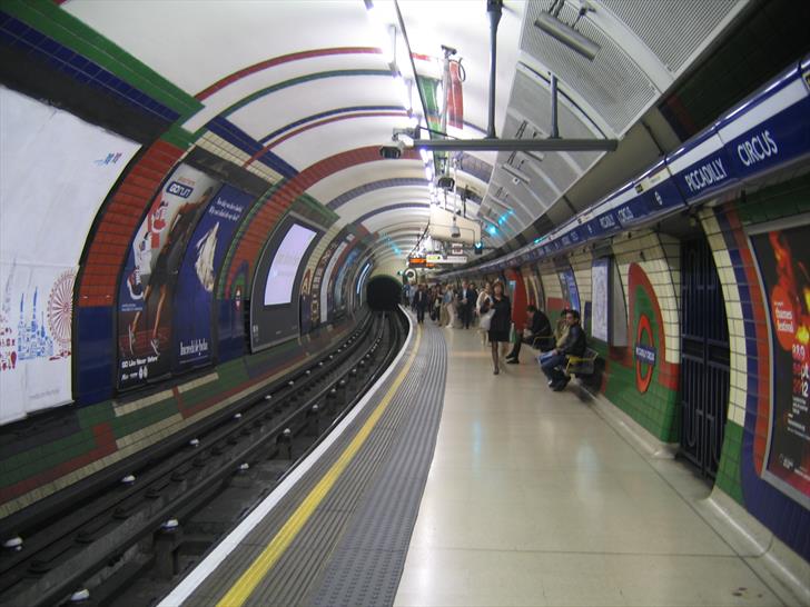 Piccadilly Circus tube station platform