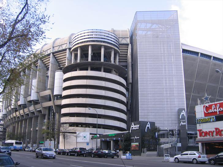 Santiago Bernabeu, Plaza de los Sagrados Corazones