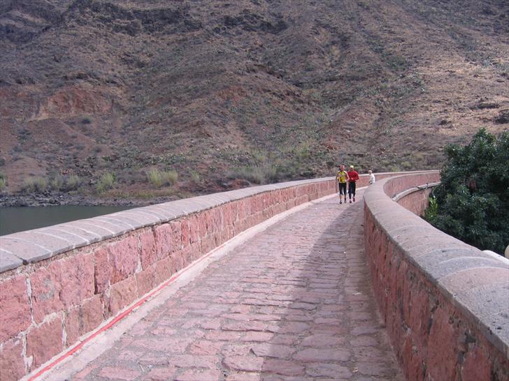 Presa de Ayagaures - Walking on the dam Presa de Ayagaures - Walking on the dam