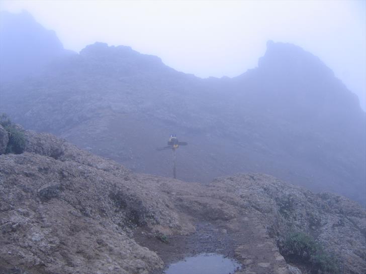 Roque Nublo path junction Roque Nublo path junction