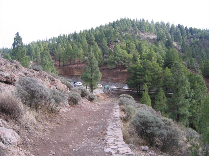 First section of the trail, with parking in the background Roque Nublo trail first part
